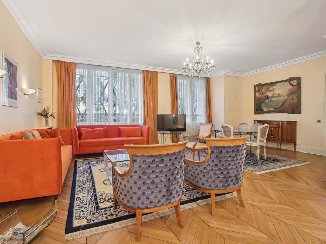 ID 424 Pont de L'Alma/ Quai D'Orsay, Paris Amsterdam Apartments for Rent