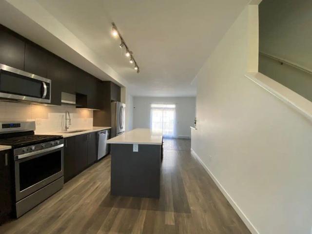 ID#118 South Surrey 4BR Townhouse — [ID#118] South Surrey 4BR Townhouse
