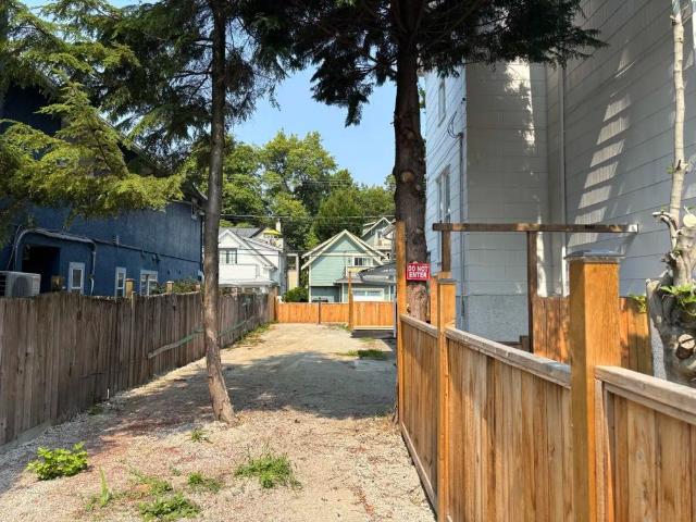 ID#224 Spacious & Updated 4BR House — ID#224 Spacious & Recently Renovated 4BR Home