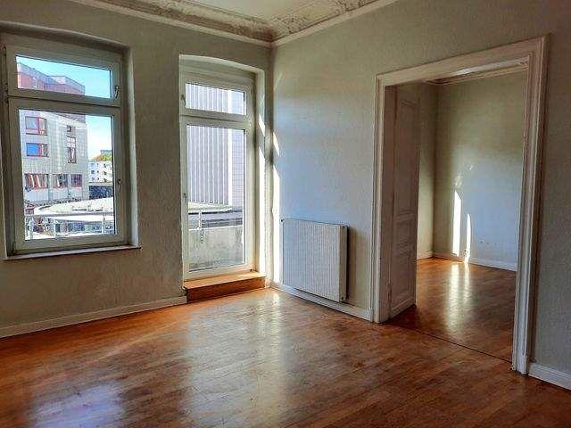 Ideal Zentral! Große Wohnung mit charmanten Stuckelementen und Balkon