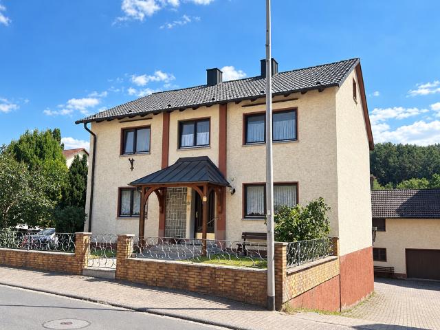 Ideal als Mehrgenerationenhaus. 2 FH mit Nebengebäude und schönem Grundstück!