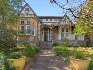 MAGNIFICENT CENTRALLY LOCATED PERIOD HOME