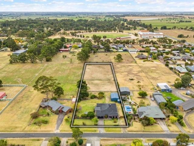 Ideal family home with space on the edge of Maffra