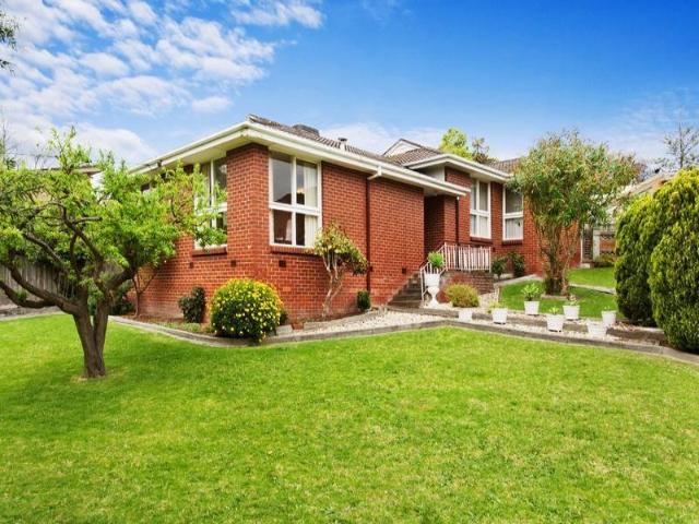 Ideal First home with walking distance to Primary school and right in front of Park