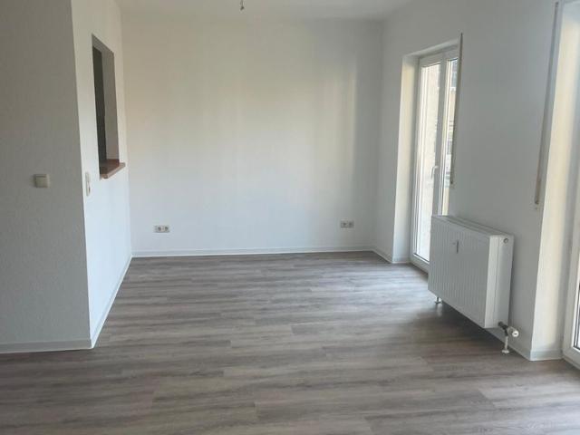 IDEAL frisch renoviert, Aufzug und großer Balkon