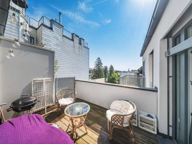 Ideal für Eigennutzer und Anleger! Perfekt geschnittene Dachwohnung mit großem Balkon befristet vermietet bis 03/2027