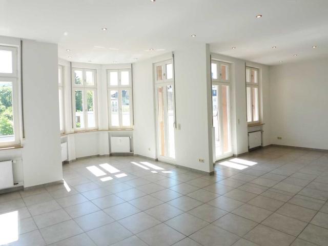 Ideal für eine Familie – Renovierte 4 Zimmer Wohnung mit Einbauküche und TG, Trier Innenstadt