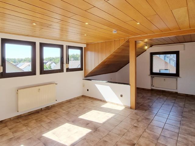 Ideal für Jung & Alt: renovierte Dachgeschosswohnung in Stukenbrock Treppenlift vorhanden!
