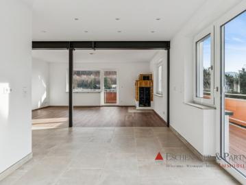 Großzügige 2 Zimmer Dachgeschosswohnung mit Loggia, Einbauküche und 2 PKW Stellplätzen