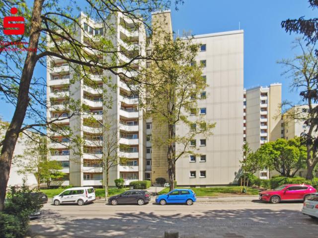 Ideal geschnittene 4 Zimmer Wohnung mit Renovierungsbedarf und optimaler Anbindung!