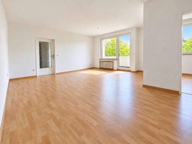 Ideal geschnittene, helle Wohnung mit Balkon + Fahrstuhl