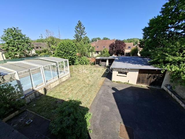 Deux maisons rénovées avec piscine sur 877 m²