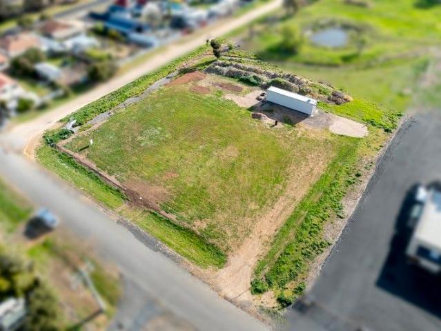 Ideal Land For Business or Storage!