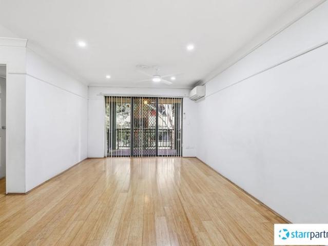 Ideal Location, walk to station and shops