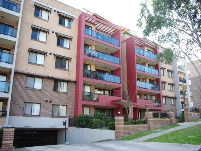 IDEAL LOCATION WITH LIFT ACCESS !