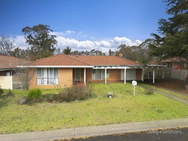 Ideal Location Close To UNE & Shopping Facilities