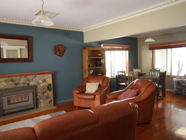 Ideal Location! Close to Schools & Walking Tracks!