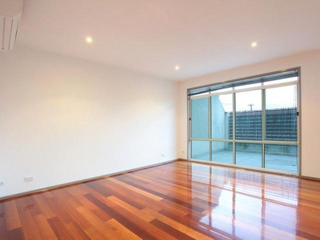 IDEAL LOCATION&mldr  WALK TO EVERYTHING!