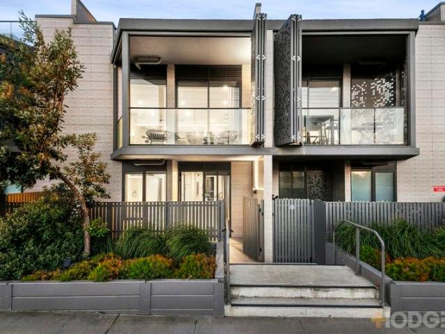 IDEAL LUXURY LIVING OVERLOOKING THE BAY
