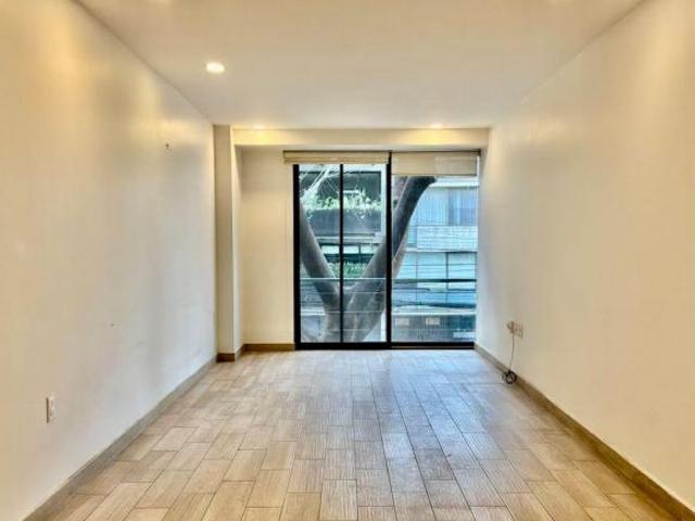 Ideal para una pareja. En la parte tranquila de la Cuauhtémoc. Balcón y roof