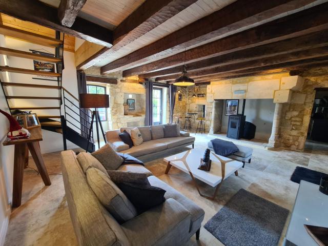 Idéal pour une résidence secondaire Ensemble en pierre totalemernt rénové 220m² 12 couchages activité gîte immédiate Périgord Noir