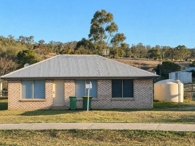 Ideal Starter Home on a 2113 m2 allotment in Meringandan West.