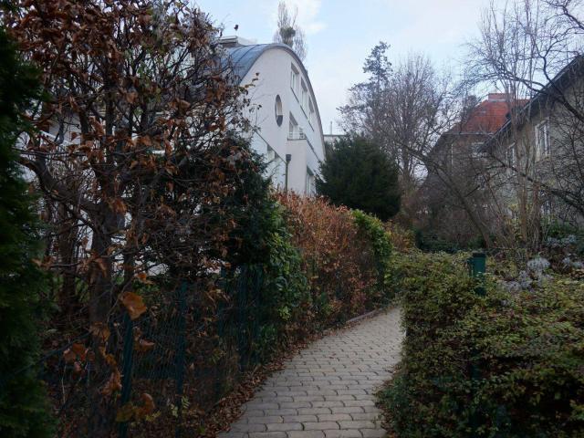 TOP PREIS IDEALE HAUS IM HAUS Wohnung nahe zur American International School 4 Schlafzimmer, 4 Bäder, Wohnraum, Family Room, Terrassen und ein kleiner Garten