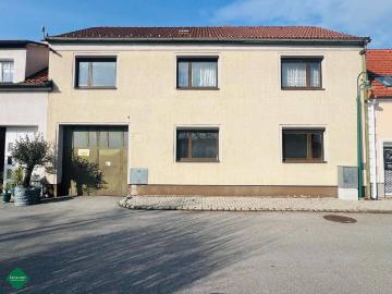 Haus zum Verkauf in 2601 - Parkplatz