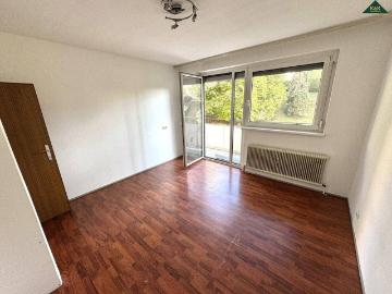 IDEALE RAUMAUFTEILUNG 3,5 ZIMMER WOHNUNG MIT GROSSER LOGGIA und STELLPLATZ
