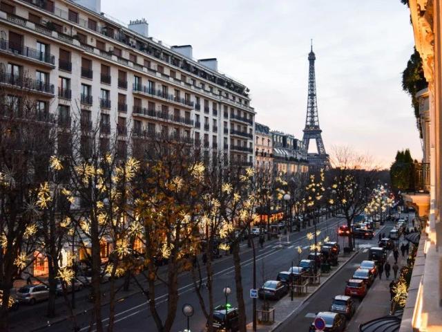 Idéalement situé avenue Montaigne face au Plaza Athénée, app. 194m² Paris 8ème