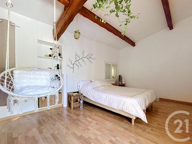 Idéalement situé en plein centre ville, cet ensemble immobil. 166m² Bagnols sur Cèze
