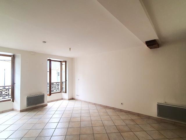 Idéalement situé en plein coeur de NAVARRENX, cet appartement rénové avec soin vous séduira par son confort mo