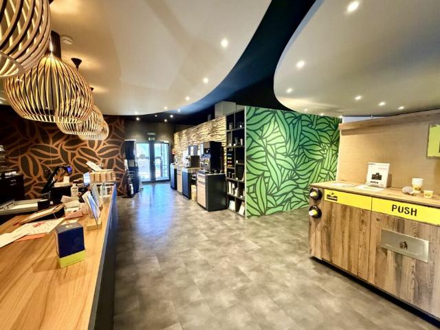 Idéalement situé ! Local commercial de 209m² et dépôt de 65m²