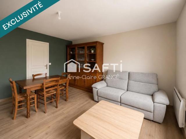 Idéalement située à Crissé, entre Conlie et Sillé le Guillaume, cette maison de bourg rénovée allie authenticité, fonctionnalité et confort moderne dans un environnement calme et agréable