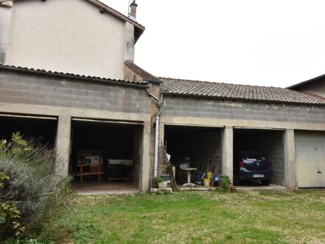 Idéalement située à Romaneche thorins cette maison à rénover est idéale pour la création de plusieurs logements
