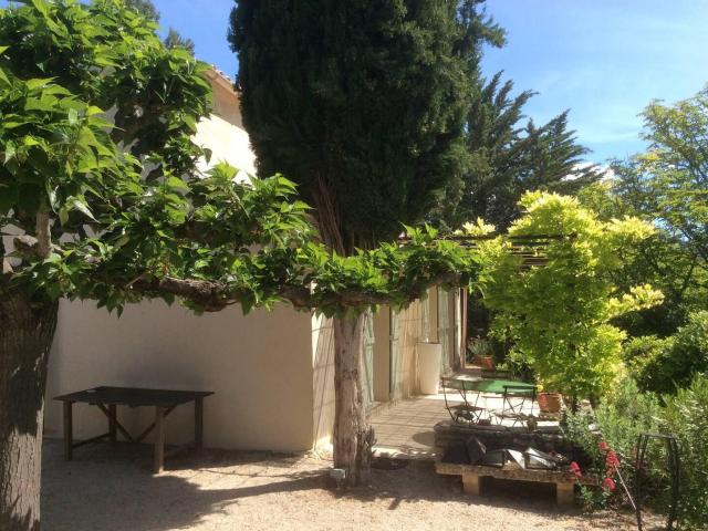 Idéalement située à 2 pas du centre village ! 150m² Saint Saturnin lès Apt