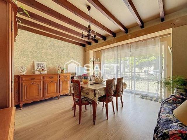 Idéalement située à 2 pas des commodités: maison entièrement de plain pied avec 2 chambres, jardin, grand garage et abris de jardin