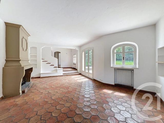 Idéalement située dans un secteur résidentiel et à proximité. 154m² Mougins