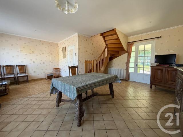 Idéalement située en plein cœur de Céaucé, cette maison d'ha. 136m² Ceaucé