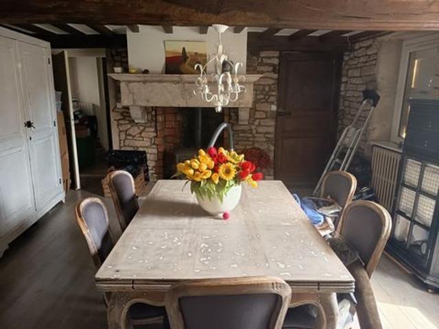 Idéalement située sir la commune de Lugny, aux amateurs de pierre cette grande maison familiale sera vous séduire