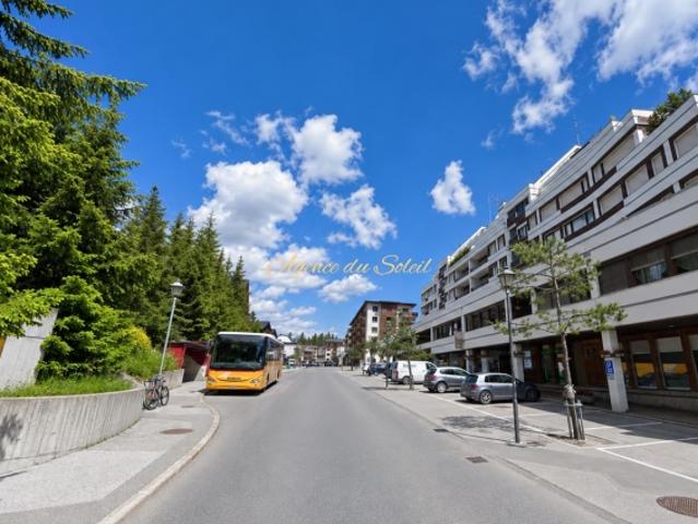 Außergewöhnliche Umgebung für diese helle 5,5 Zimmer Eckwohnung mit großer, nach Süden ausgerichteter Terrasse
