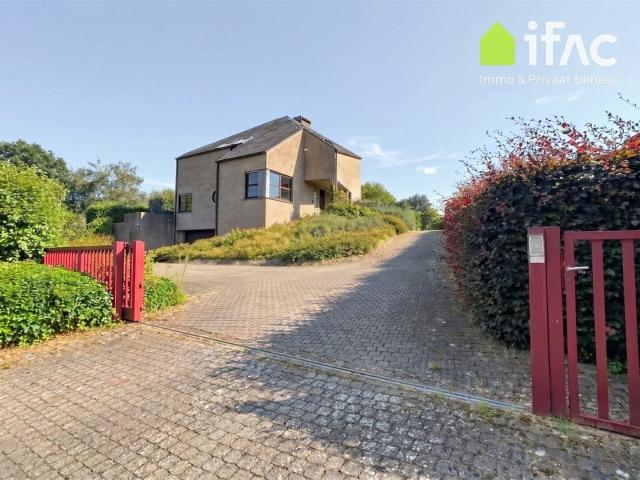Ideally located 5 bedroom villa with beatiful garden