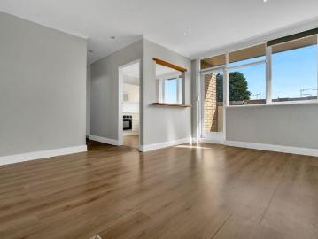 Ideally located bright apartment