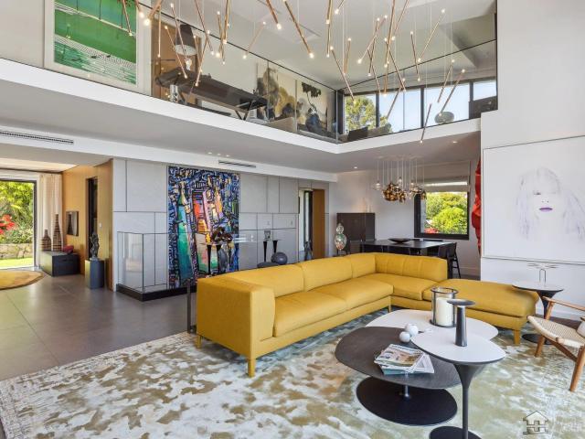 Ideally located in the heart of the prestigious Cannes Eden. 320m² Cannes