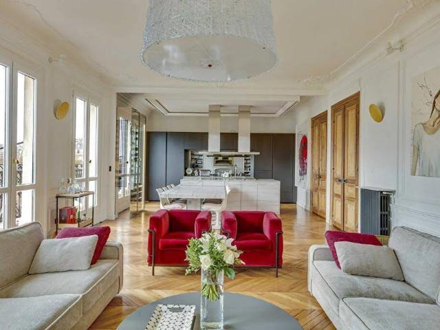 Ideally located on Pont de l'Alma, on the 5th floor of a bea. 155m² Paris 16ème