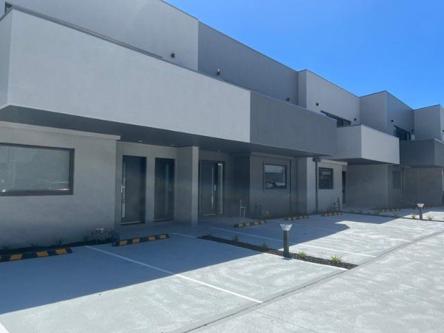 IDEALLY LOCATED MODERN TWO BEDROOM APARTMENT
