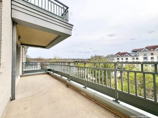 Ideally located near Place Dumon Stockel metro