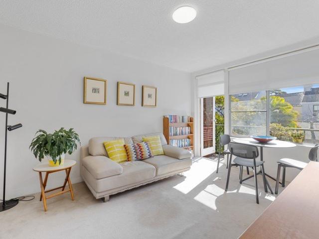 Ideally Located Sunny Apartment With Car Space