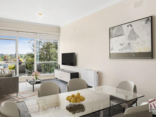 IDEALLY LOCATED TOP FLOOR APARTMENT!