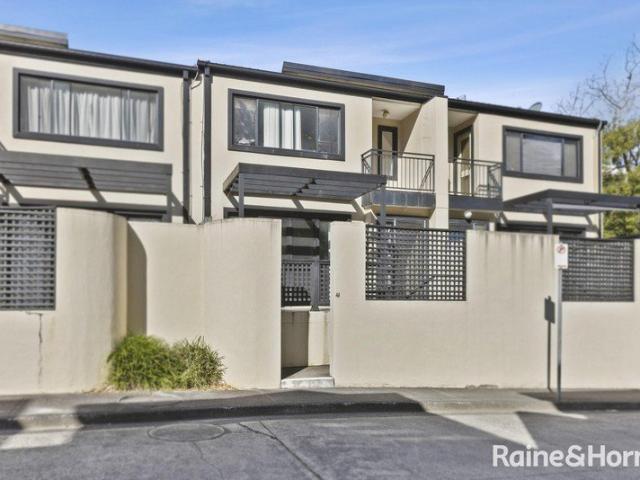 Ideally Positioned Townhouse for Everyday Convenience